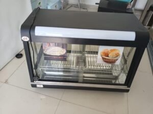 رجل يقوم بفحص معدات مطاعم مستعملة للتأكد من صلاحيتها